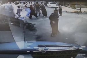 İnşaat iş&ccedil;ileriyle iki kardeşin kavgası g&uuml;venlik kamerasında