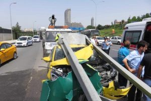 Taksi bariyerlere &ccedil;arptı: 1 yaralı