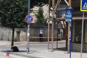 Vezneciler'de ş&uuml;pheli &ccedil;anta; yol trafiğe kapatıldı