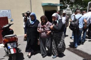 Eşini 14 yerinden bı&ccedil;aklayarak &ouml;ld&uuml;r&uuml;p, intihar etti