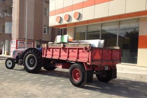 Bursa'da trakt&ouml;r r&ouml;morklarından d&uuml;şerek yaralandılar