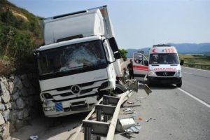 Bursa'da uyuyan kamyon şof&ouml;r&uuml; bariyerleri par&ccedil;aladı!