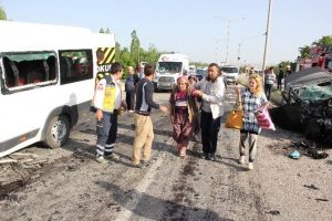 Erzincan'da minib&uuml;s ile otomobil &ccedil;arpıştı: 26 yaralı
