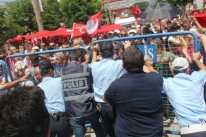10. yıl marşı eylemine polis m&uuml;dahalesi! Vekil hastenelik oldu!