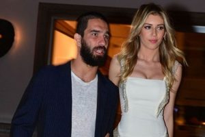 Sinem Kobal'ın başı Arda Turan mesajlarıyla dertte