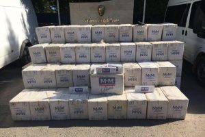 Batman'da 50 bin paket ka&ccedil;ak sigara ele ge&ccedil;irildi