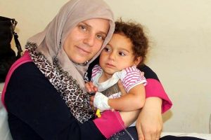 4'&uuml;nc&uuml; kattan d&uuml;şen 2 yaşındaki kız tente sayesinde kurtuldu