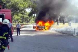 Seyir halindeki otomobil alev alev yandı