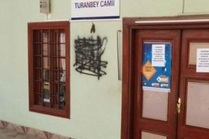 Cami duvarına ha&ccedil; işareti &ccedil;izdiler