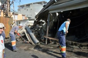 Adana'da trafo patladı: 1 ev, 2 işyeri ile 1 minib&uuml;s k&uuml;l oldu