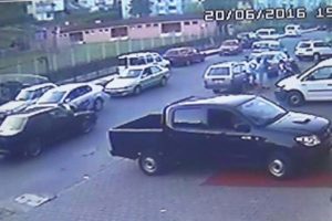 Tartıştığı polisi otomobilinin &uuml;zerine alıp metrelerce s&uuml;r&uuml;kledi