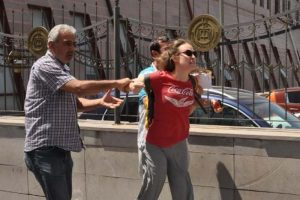 Ablasını bı&ccedil;aklayan adama adliye &ouml;n&uuml;nde saldırdı