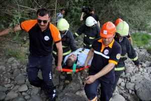 &Ccedil;aya d&uuml;şen alkoll&uuml; adamı itfaiye ve AFAD ekipleri kurtardı