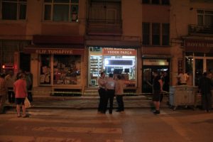 Kovaladıkları şahsı bilgisayarcı d&uuml;kkanında vurdular