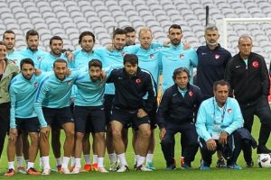 Fotoğraf &ccedil;ekiminde Arda Turan'ın arkalarda saklanması dikkat &ccedil;ekti