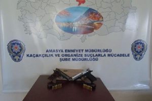 Motosiklet s&uuml;r&uuml;c&uuml;s&uuml;nde 2 ruhsatsız tabanca