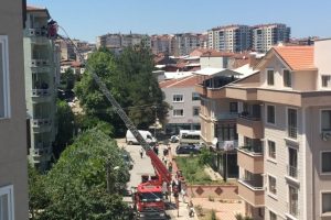 Bursa'da yangın paniği! Vatandaşlar balkonda mahsur kaldı!