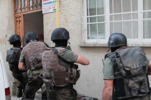 &Ouml;zel harekat kapıyı tek yumrukla a&ccedil;tı