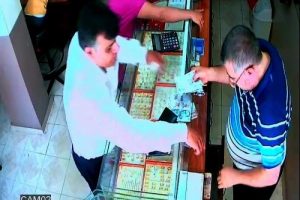 İranlı dolandırıcı kuyumcunun 400 lirasını el &ccedil;abukluğuyla aldı