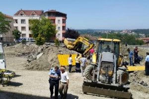 Okul inşaatında toprağa g&ouml;m&uuml;len iş&ccedil;iyi itfaiye kurtardı