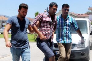 Kırık ayakla ka&ccedil;maya &ccedil;alışan hırsızlık ş&uuml;phelisi hastanede yakalandı
