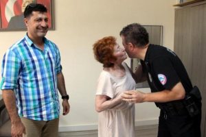 Parasını &ccedil;alan otel &ccedil;alışanını yakalayan polise &ouml;perek teşekk&uuml;r
