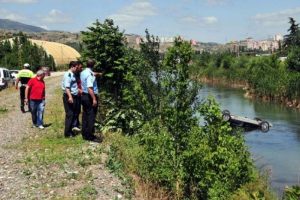 Otomobil Yeşilırmak'a u&ccedil;tu, s&uuml;r&uuml;c&uuml; yaralandı