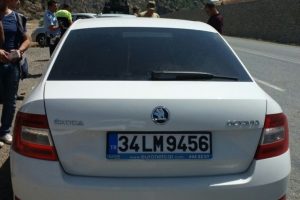 Dur ihtarına uymayan ara&ccedil; polise &ccedil;arptı