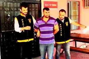Park halindeki ara&ccedil;tan &ccedil;antayı aldı, evine ulaşamadan yakalandı
