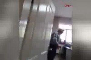 Odaya izinsiz giren yaşlı hastaya b&ouml;yle bağırdı!