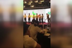 Banka m&uuml;d&uuml;r&uuml; başarısız personeli sıra dayağına &ccedil;ekti