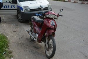 K&ouml;peğe &ccedil;arpan motosiklet s&uuml;r&uuml;c&uuml;s&uuml; yaralandı