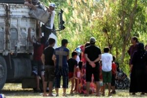 120 kişi kamyonla plaja geldi, jandarma alarma ge&ccedil;ti