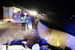 Otob&uuml;s betona &ccedil;arpıp alev aldı: 1 &ouml;l&uuml; 12 yaralı