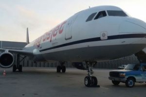 Havada motoru duran u&ccedil;ak acil iniş yaptı
