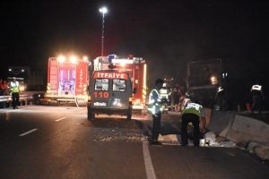 Manisa-Balıkesir yolunda feci kaza: 1 &ouml;l&uuml;, 11 yaralı