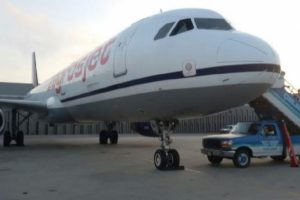 Havada motoru duran u&ccedil;ak acil indi