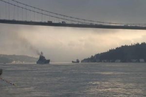 Rus savaş gemisi İstanbul Boğazı'ndan ge&ccedil;ti