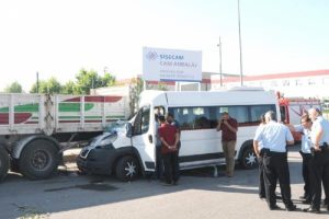 İş&ccedil;i taşıyan minib&uuml;s park halindeki TIR'a &ccedil;arptı: 17 yaralı