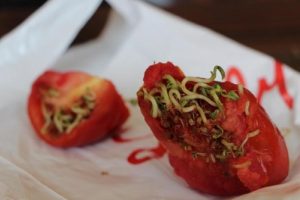 Domatesin i&ccedil;inden &ccedil;ıkan şaşkına &ccedil;evirdi
