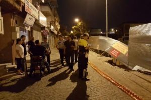 İnşaat temeli i&ccedil;in kazılan alanda yol kısmen &ccedil;&ouml;kt&uuml;