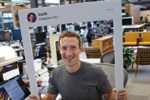 Mark Zuckerberg de laptop'un kamerasını bantladı
