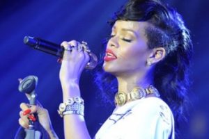 Rihanna konserinde g&ouml;zyaşlarını tutamadı