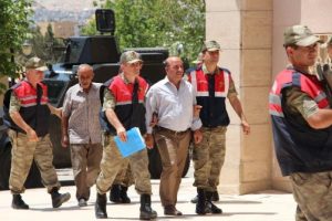Hasımlarının evlerini ateşe veren 3 ş&uuml;pheli tutuklandı