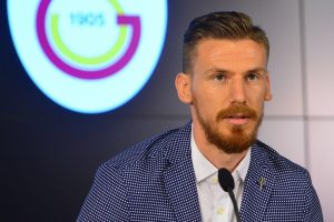 Serdar Aziz: "D&uuml;nya devi bir kul&uuml;be geldiğim i&ccedil;in mutluyum"