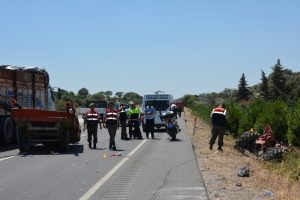 Kamyon trakt&ouml;re &ccedil;arptı: 1 &ouml;l&uuml;, 2 ağır yaralı