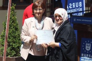 Bursa Cumalıkızıklı k&ouml;yl&uuml;ler budama ve aşılama sertifikalarına kavuştu