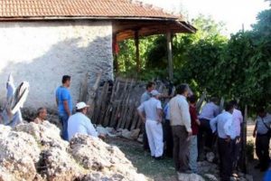 İkiz bebeklere hamile eşini başından vurarak katletti!