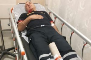 Yangını s&ouml;nd&uuml;rmeye &ccedil;alışan itfaiyeci vuruldu