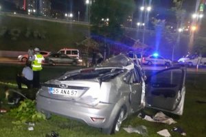 K&ouml;pr&uuml;den u&ccedil;an otomobilin s&uuml;r&uuml;c&uuml;s&uuml; &ouml;ld&uuml;